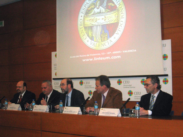 A la izquierda, el ponente Jorge Manuel Rodríguez Almenar; Eduardo Tejada, que presentó al conferenciante; el vicerrector Francisco Javier Romero, que presidió el acto; José Luis Aguirre y José Ferraz.