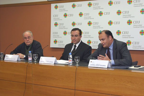 Los doctores Juan José Gallego, Manuel Ocampo y Gabriel Gerez, durante la conferencia.