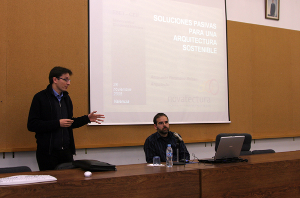 El profesor Andrés Ros y el arquitecto Amarante Barmbio, durante la conferencia en el Salón de Actos de la ESET.