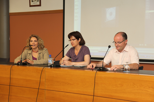 La periodista Blanca Busquets, junto a los profesores Àngels Álvarez y Vicent García, durante su conferencia en la Cardenal Herrera.