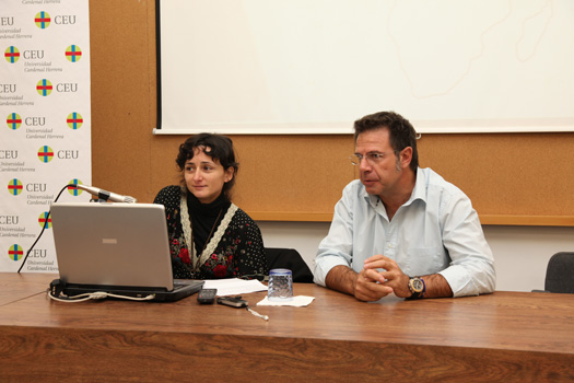 La arquitecta Ana María Griera y el profesor Manolo Bañó, durante la sesión impartida en la ESET.