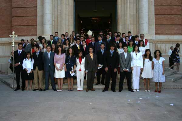 El grupo de estudiantes de primer curso de Bachillerato, tras recibir el sacramento de la Confirmación.