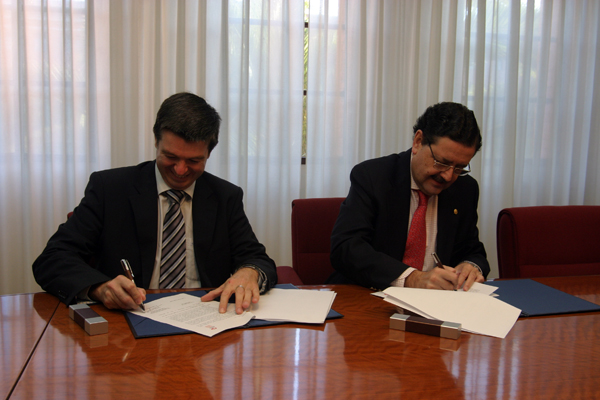 El presidente de AECTA, Tomás Guillén, y el rector de la CEU-UCH, José Alberto Parejo, durante la firma del convenio.