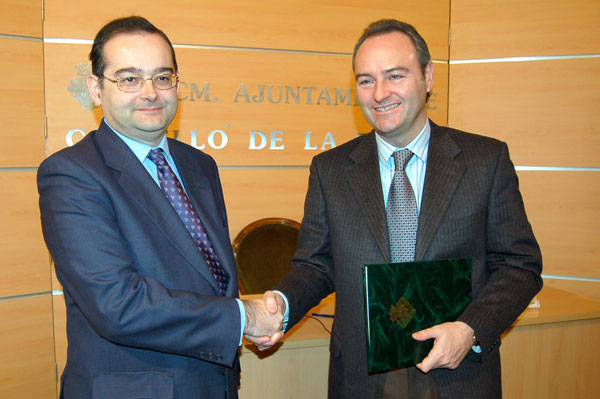 El rector, Alfonso Bullón de Mendoza, y el alcalde de Castellón, Alberto Fabra, tras la firma del acuerdo.