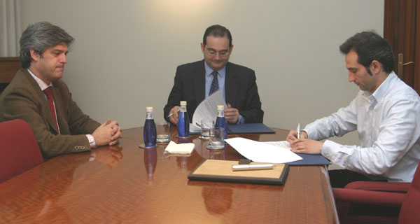 El decano de la Facultad de Ciencias Sociales y Jurídicas, Pablo González-Pola, el rector, Alfonso Bullón de Mendoza, y el gerente de Carcom, Sergio García, durante la firma del acuerdo.