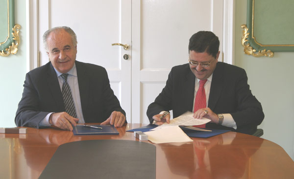 El conseller Rafael Blasco y el rector José Alberto Parejo, durante la firma del convenio en el Palacio de Colomina.