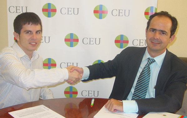 Abel Bri e Higinio Marín, durante la firma del convenio.