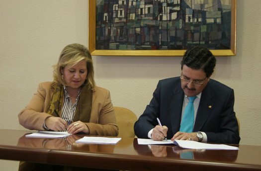 La concejala María Ángeles Ramón-Llin y el rector José Alberto Parejo, durante la firma del convenio en el Ayuntamiento de Valencia.