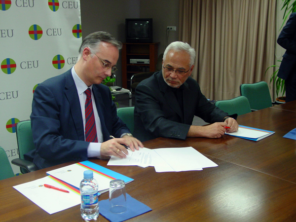 El rector y el presidente de Panama Jack, durante la firma del convenio en Elche.
