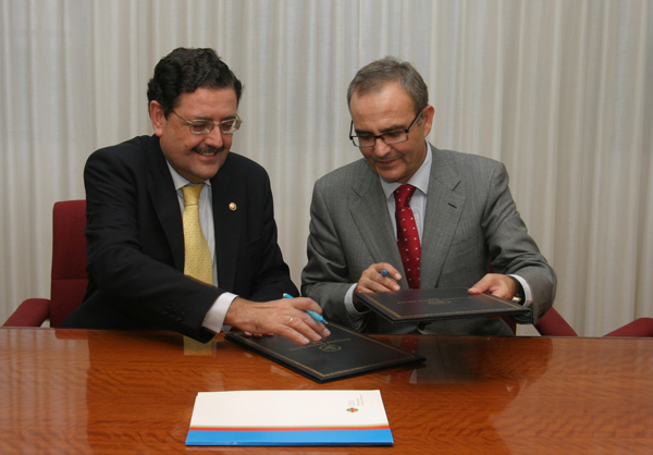 El rector José Alberto Parejo y el director de Televisión Popular del Mediterráneo, Francisco Aura, durante la firma del acuerdo.