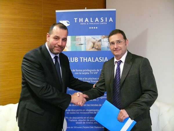 Jordi Caldeiro y Antonio Falcó, tras la firma del acuerdo para la formación práctica de los estudiantes de Fisioterapia en el Centro Thalasia.