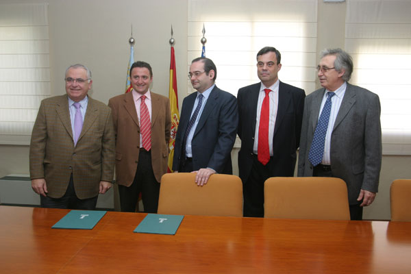 Representantes del IVIA y la Universidad, tras la firma del acuerdo.