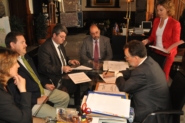 El vicerrector Javier Romero, junto a los rectores y vicerrectores de las universidades valencianas firmantes del acuerdo con el CEyD, que preside Alfonso Grau.