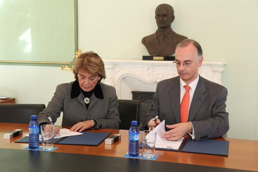 El rector de la CEU-UCH, José María Díaz y Pérez de la Lastra, y la directora ejecutiva de la Fundación EFE, Paloma Rupérez, durante la firma del convenio.