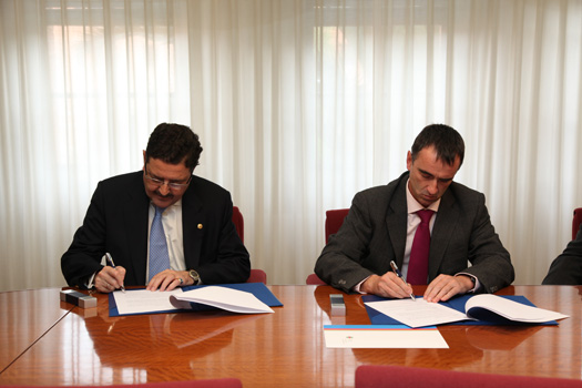El rector de la CEU-UCH, José Alberto Parejo, y el gerente de Handling and Lager, José Climent, durante la firma del convenio de colaboración.
