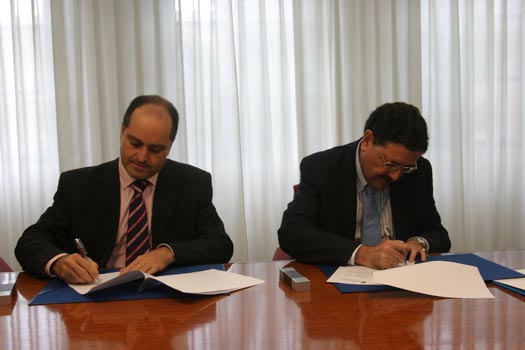 El rector de la CEU-UCH, José Alberto Parejo, y el presidente de IDF, Carlos Pujadas, en la firma del convenio de colaboración entre ambas instituciones.