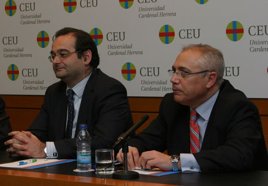 El rector de la CEU-UCH y el de la UPV en la firma del convenio de colaboración.