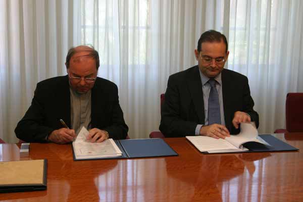 El rector de la Universidad CEU Cardenal Herrera, Alfonso Bullón de Mendoza, y el presidente del Sttudium Generale Marcianum de Venecia, Gianni Bernardi, en el momento de la firma del acuerdo.
