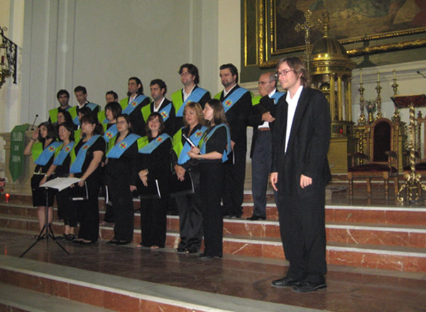 El coro de Elche, junto a su director, Rubén Pacheco, durante el concierto en Albacete.