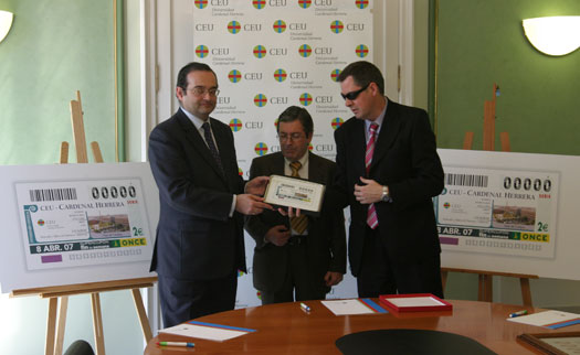 El rector de la CEU-UCH, Alfonso Bullón de Mendoza, junto a los representantes de la ONCE en el acto de entrega del supercupón.
