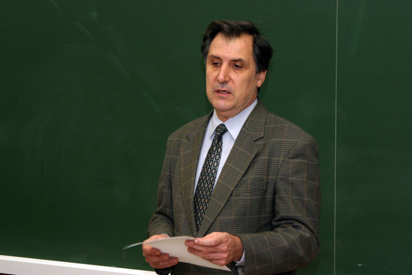 Federico Martínez Roda, secretario general de la Universidad, ha impartido la primera sesión del módulo.