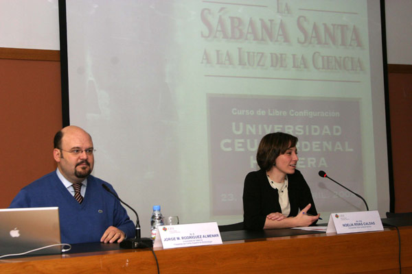 Jorge-Manuel Rodríguez Almenar, junto a Noelia Rivas, del Servicio de Pastoral, en la inauguración del curso.