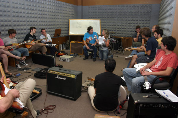 El guitarrista Santiago Campillo, con los estudiantes del Curso de Verano sobre técnicas de guitarra para blues y rock.