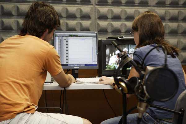 Dos estudiantes de la Cardenal Herrera hacen prácticas en el Centro de Producción Audiovisual y Multimedia.