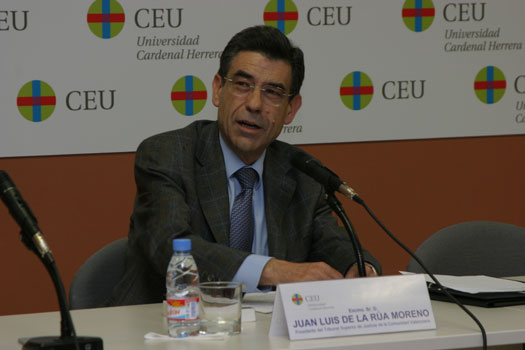 Juan Luis de la Rúa en su intervención en la asignatura Prácticas Integradas de Derecho.