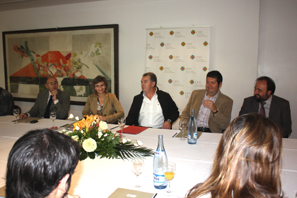 El empresario Juan Morales, durante el desayuno que ha compartido con estudiantes de la CEU-UCH de Elche.