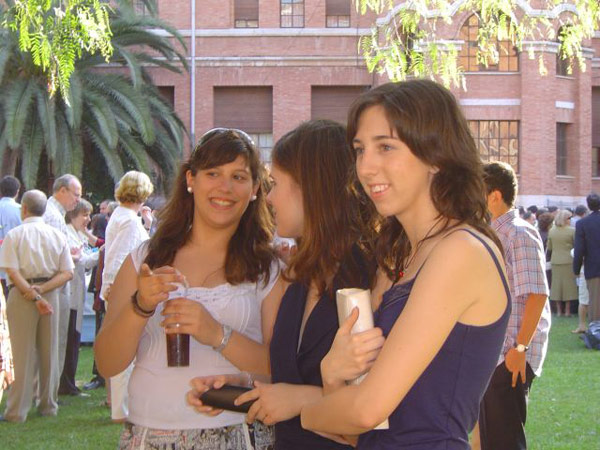 Los actos se cerraron con un vino de honor en los jardines del Colegio.