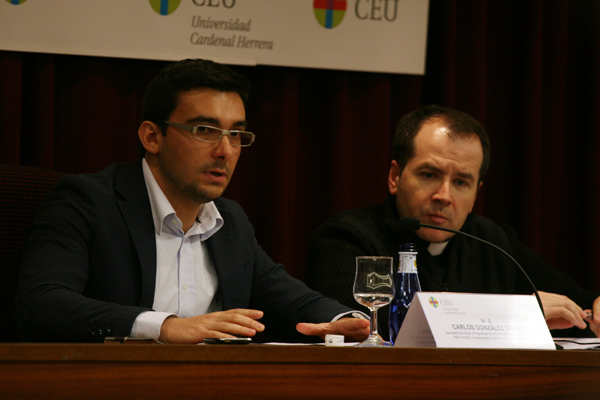González Triviño en un momento de su intervención en la Universidad CEU Cardenal Herrera.