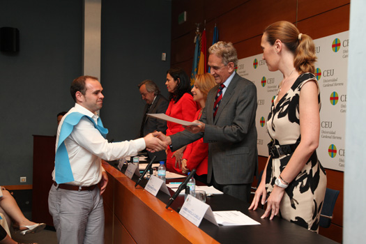 120 alumnos de la Escuela de Negocios CEU de Valencia reciben su beca de postgrado.