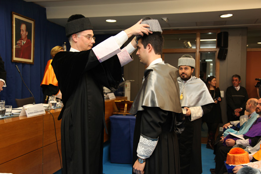 El rector de la CEU-UCH, José María Pérez de la Lastra, impone el birrete al nuevo doctor Francisco Núñez-Romero.