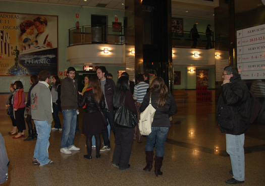 Los estudiantes han asistido al pre estreno de la película en los cines Lys de Valencia.