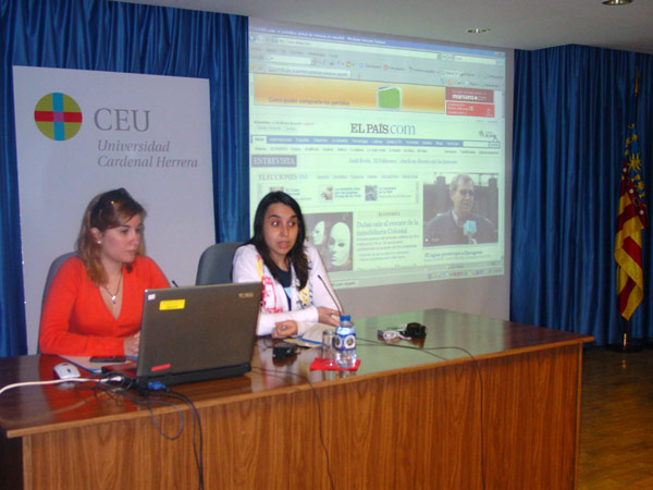 Rosa Jiménez y Beatriz Sánchez, de elpais.com, durante su conferencia ante los estudiantes de Periodismo en Elche.