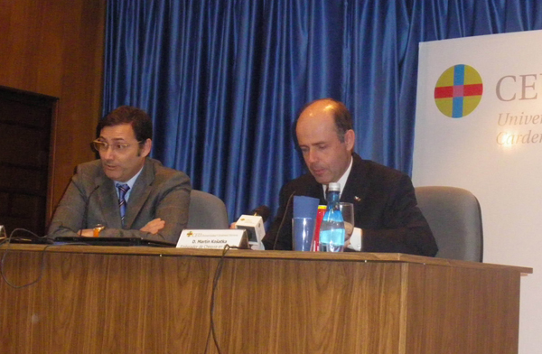 El vicerrector Antonio Falcó, junto al embajador Kosatka, durante la conferencia.
