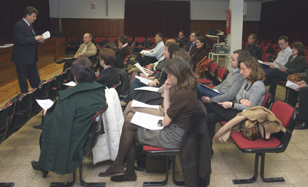 A la izquierda, el psicólogo Iñaki Irizar en una de las sesiones celebradas en Valencia.