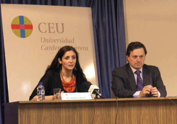 Espido Freire y Francisco Sánchez, en la inauguración del ciclo "Las lecturas del CEU".