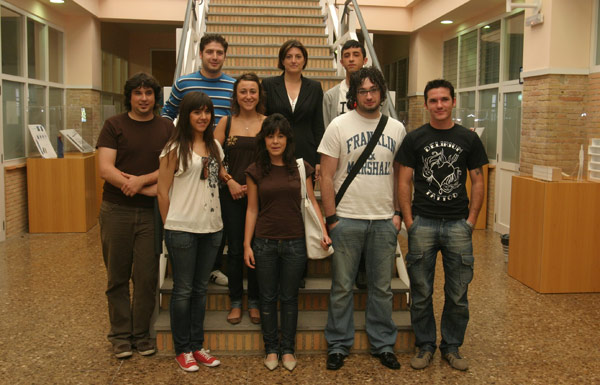 Los estudiantes autores de los diseños, junto a la profesora Cristina Ventura.