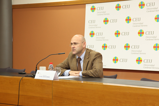 El vicerrector Rafael Fayos durante la presentación de la oferta de actividades extraacadémicas.