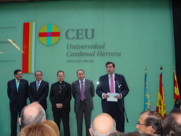 El rector, el presidente de la Diputación, el obispo de Orihuela-Alicante y el alcalde de Elche, junto al presidente de la Fundación CEU San Pablo, Alfredo Dagnino.