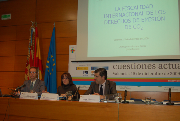La profesora Mateos, junto a Juan Ignacio Gorospe y Lluís Fargas, en la Jornada organizada por el IDEA.