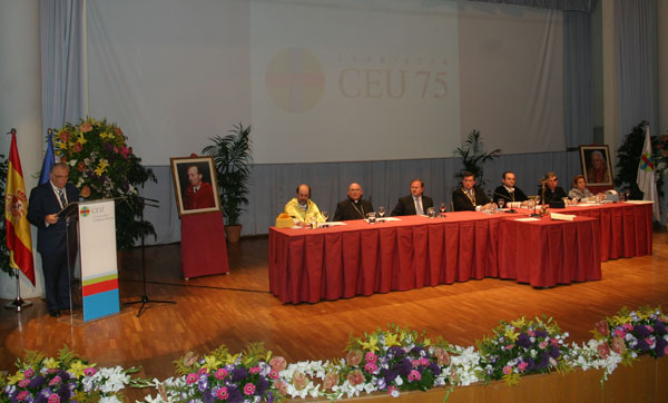 Mesa presidencial del acto conmemorativo del 75 aniversario del CEU.