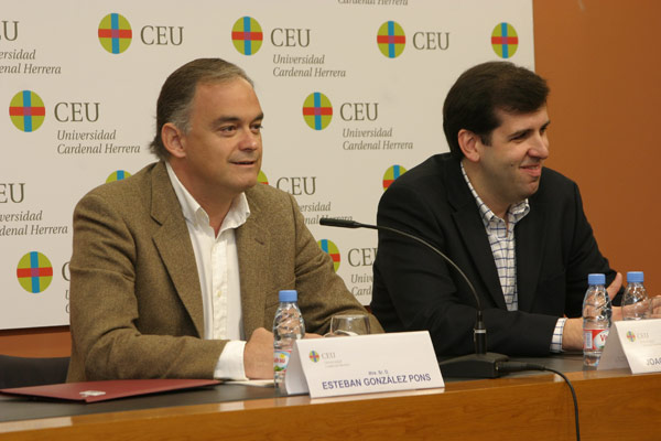 Esteban González Pons, junto al profesor Joaquín Marco, durante el debate celebrado con los estudiantes.