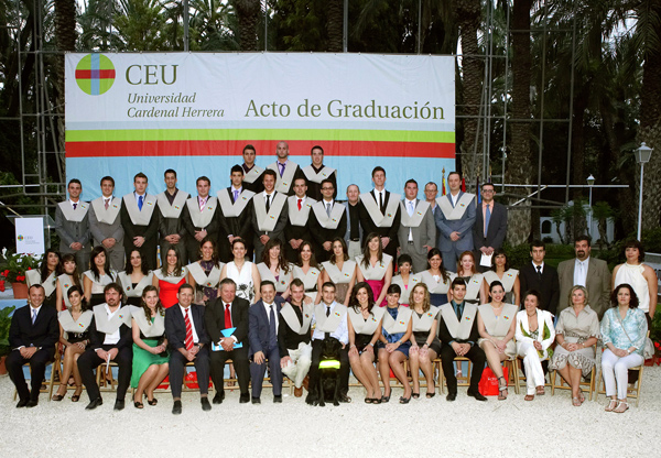 Las nuevas promociones de la CEU-UCH de Elche recibieron sus becas como titulados en los actos académicos del 11 y 12 de junio de 2010.