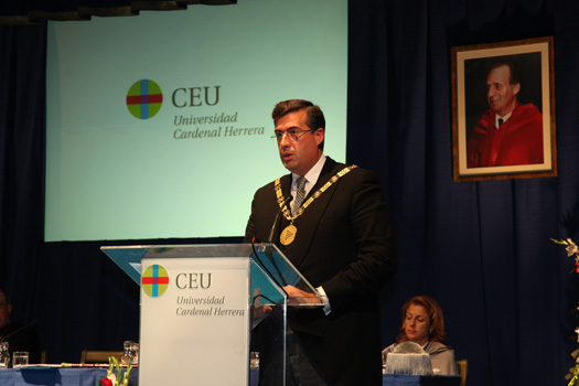 El Gran Canciller de la Universidad, Alfredo Dagnino, durante su intervención en el acto de apertura del curso 2009-2010.