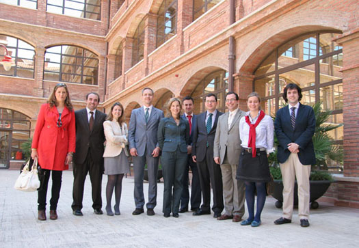 El profesor Iñaki Bilbao y los miembros del nuevo grupo de investigación en las instalaciones de la UAO.