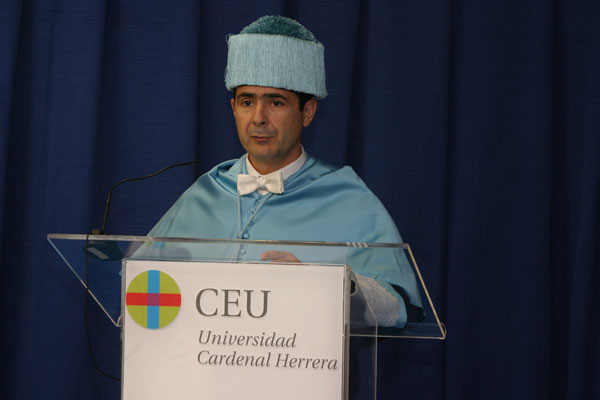 El vicerrector Higinio Marín durante la lectura de la lección magistral.