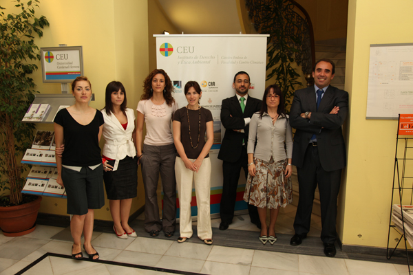 A la derecha, el director del IDEA, Iñaki Bilbao, junto a algunos de los miembros de este Instituto.
